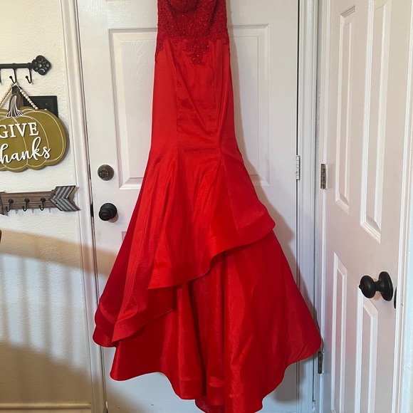 MAD’AM YOUR PROM BALL GOWN HAS ARRIVED! - Picture 5 of 5